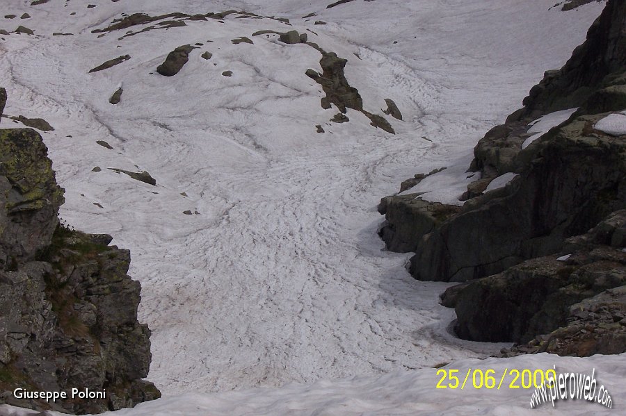 13 Ancora tanta neve sui versanti a nord .jpg